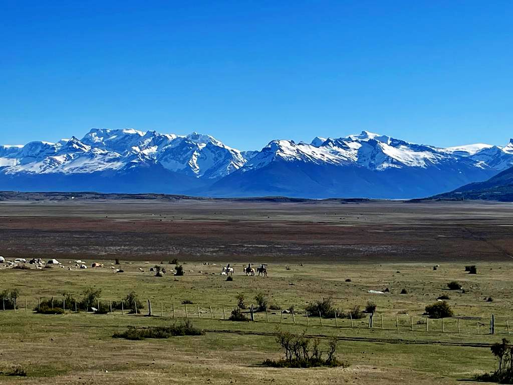 La cordillera de los Andes nevada, frente a la estepa de la estancia.