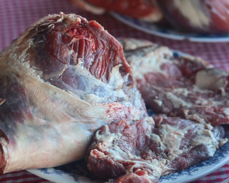 Tapa de asado y arañita crudas, antes de la parrilla.