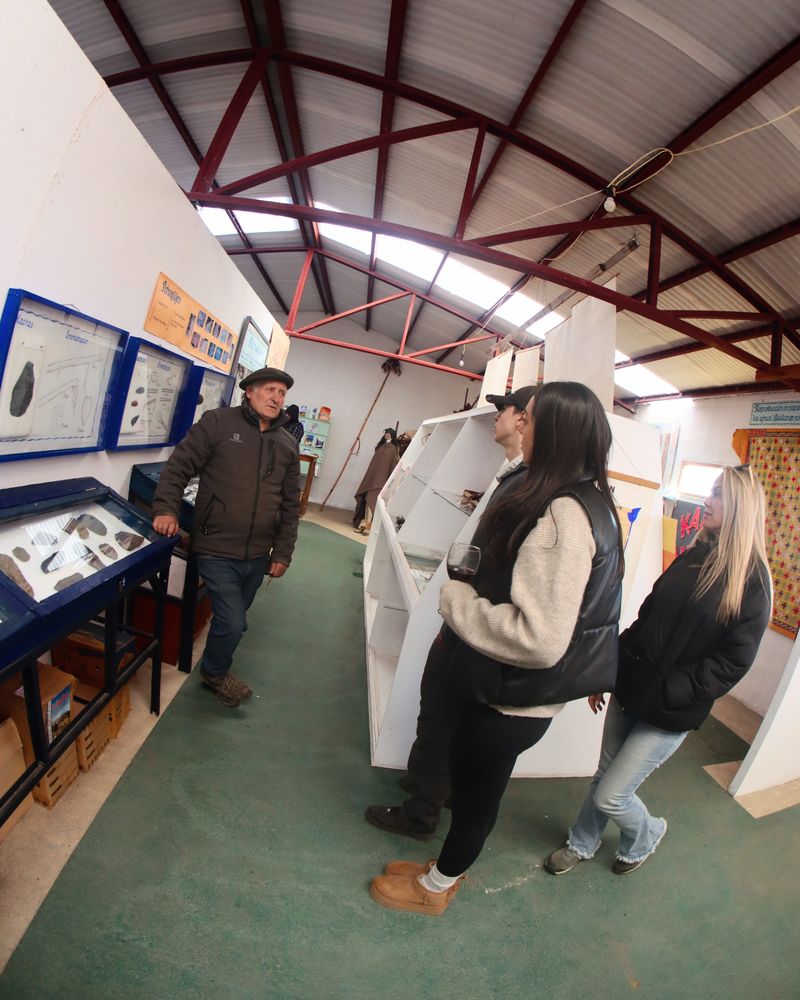 Visitantes recorren el Centro de Interpretación Tehuelche.
