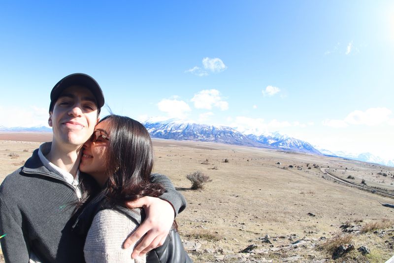 Una pareja durante el recorrido libre por el campo, con el lago Rico de fondo.
