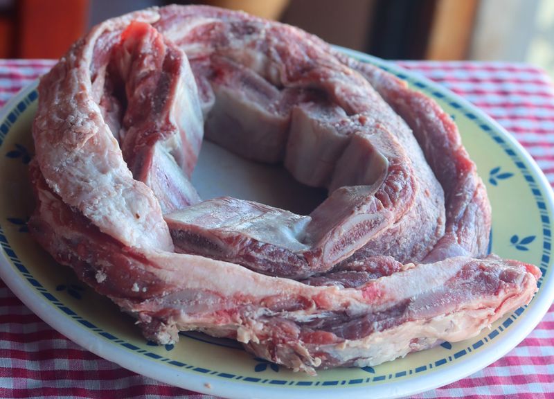 Asado de tira crudo, antes de la parrilla.